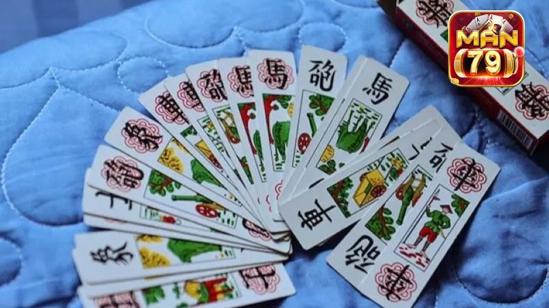 Tam Cúc sử dụng bộ bài chỉ gồm 32 quân khác biệt hoàn toàn so với các trò chơi khác
